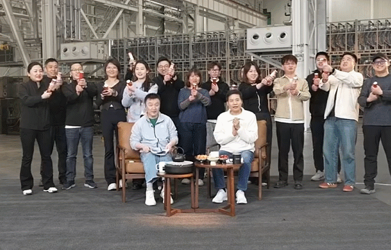 雷军4小时跨年直播：交小米年终总结，晒30万辆交车目标，立N多flag