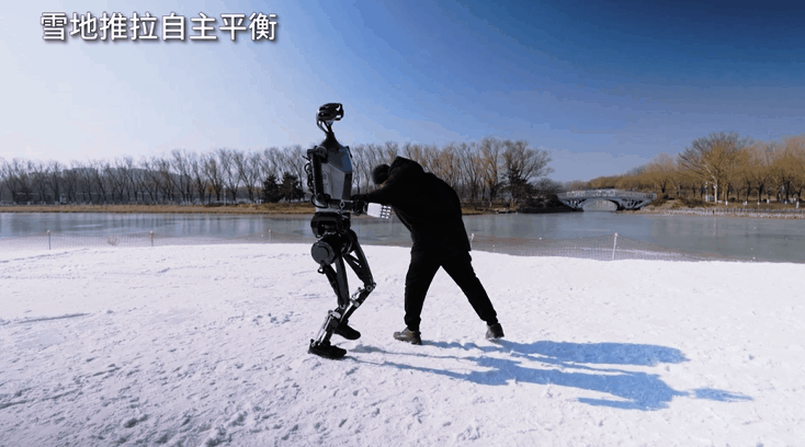 全球首例！能连续攀爬上百级阶梯、雪地奔跑的人形机器人亮相